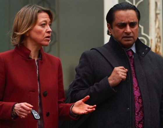 This image has an empty alt attribute; its file name is casual-convo.jpg